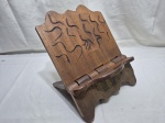 Lindo suporte de livro, bíblia em madeira entalhada. Medindo 28cm x 21 x 26cm de altura.