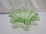 Linda cúpula em vidro verde com borda trabalhada. Medindo 2,5cm de boca x 10cm de altura x 27cm de diâmetro.