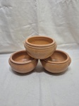 Jogo de 3 bowls em cerâmica crua nº 4. Medindo 14cm x 8cm de altura.