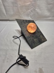 Linda luminária de mesa em metal com bola de vidro. Medindo 25,5cm x 15cm x 11cm de altura. Funcionando perfeitamente.