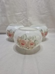 Lote de 3 cúpulas em vidro opalinado com pintura de flores. Medindo 14cm de bojo x 11cm de altura.