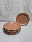 Jogo de 6 pratos de sobremesa em cerâmica crua. Medindo 19,5cm de diâmetro.