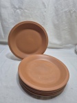 Jogo de 6 pratos rasos de mesa em cerâmica crua. Medindo 25cm de diâmetro.