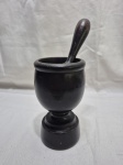Lindo pilão com pistilo em madeira escura. Medindo o pilão 8,5cm x 15cm de altura.