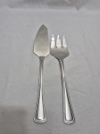 Par de talher de servir peixe em aço nobre inox Meridional 18/10, modelo perolado. Medindo o garfo 21cm e a faca 24,5cm.