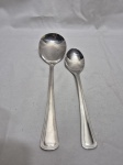 Jogo de 2 colheres de servir em aço nobre inox Meridional 18/10, modelo perolado. Medindo sendo uma com 25cm e uma com 20cm.