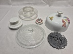 Lote de 6 tampas diversas, sendo em metal, vidro e porcelana. Medindo a maior 13cm de diâmetro.
