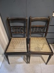 Par de cadeiras em madeira nobre com assento em palhinha. Medindo 45cm x 43cm x 89cm de altura.