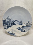 Lindo prato decorativo em porcelana com pintura de ruinas azul cobalto. Medindo 35cm de diâmetro.