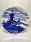 Lindo prato decorativo em porcelana alemã Delfs, com pintura de moinhos, azul e branca. Medindo 35cm de diâmetro.