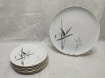 Jogo de servir bolo com 6 pratinhos em porcelana Shofu, com relevos e pintura de bambu. Medindo o prato de servir 26cm de diâmetro, sobremesa 17cm de diâmetro. Desgaste no friso.