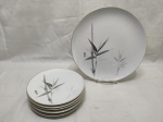 Jogo de servir bolo com 6 pratinhos em porcelana Shofu, com relevos e pintura de bambu. Medindo o prato de servir 26cm de diâmetro, sobremesa 17cm de diâmetro. Desgaste no friso.