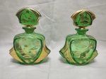 Par de antigos perfumeiros em vidro verde com pintura ouro. Medindo perfumeiro 13cm de altura. Pintura com desgaste.