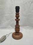 Lindo pé de abajur de mesa em madeira torneada. Medindo 11cm de base x 27cm de altura. Funcionando perfeitamente.