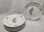 Jogo de 6 pratos rasos em porcelana Schmidt floral com friso ouro. Medindo 24,5cm de diâmetro. Leve desgaste no friso.