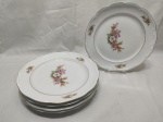 Jogo de 5 pratos rasos em porcelana Schmidt floral com friso ouro. Medindo 24,5cm de diâmetro. Com leves bicados, Leve desgaste no friso.