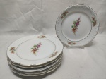 Jogo de 6 pratos de sobremesa em porcelana Schmidt floral com friso ouro. Medindo 18,5cm de diâmetro. Leve desgaste no friso.