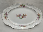 Travessa oval rasa grande em porcelana Schmidt floral com friso ouro. Medindo 37,5cm x 24cm.