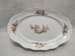 Travessa oval rasa média em porcelana Schmidt floral com friso ouro. Medindo 33cm x 21cm.