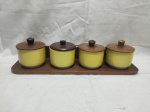 Lindo conjunto com 4 potes para temperos em porcelana com suporte em madeira. Medindo o potiche 8cm x 7cm de altura, suporte 40cm x 12cm x 6cm de altura.