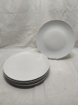 Jogo de 5 pratos rasos em porcelana branca. Medindo 27cm de diâmetro.