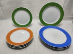 Jogo de 8 pratos em porcelana com borda colorida, sendo 4 de cada. Medindo o de mesa 25cm de diâmetro, sobremesa 20cm de diâmetro. Um deles com pequeno bicado.