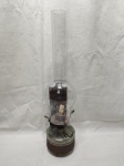 Antigo lampião decorativo em metal com recipiente em vidrão e cúpula em vidro. Medindo 36cm de altura total. Com pequeno furo na base como demonstra fotos.