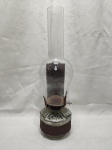 Antigo lampião decorativo em metal com recipiente em vidrão e cúpula em vidro. Medindo 43cm de altura total.