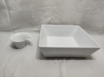 Lote de travessa quadrada e pequena molheira em porcelana branca. Medindo a travessa 27cm x 27cm x 9cm de altura.