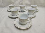 Jogo de 6 xícaras de chá em porcelana japonesa Noritake estampa verde floral com friso ouro. Medindo 8,5cm x 7cm de altura.