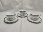 Jogo de 3 xícaras de chá em porcelana Steatita floral com friso ouro. Medindo 9,5cm x 7,5cm de altura.