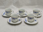 Jogo de 5 xícaras de café em porcelana Real floral azul com friso ouro. Medindo 5,5cm x 5cm de altura.