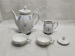 Jogo de bule, leiteira, 2 xícaras de café sem pires e tampa avulsa, peças em porcelana alemã Bavária. Medindo o bule 14cm de altura.