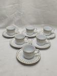 Jogo de 6 xícaras de café em porcelana japonesa Noritake estampa verde floral com friso ouro. Medindo 6,5cm x 5,5cm de altura.