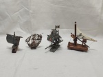 Lote de 4 miniaturas de navios em madeira e metal. Medindo o maior 12cm de altura.