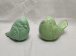 Lote de 2 enfeites na forma de ave em porcelana verde. Medindo o maior 10cm de altura.