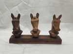 Lindo enfeite em madeira com 3 cabeças de cavalo entalhada. Medindo cada 10,5cm de comprimento.