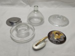 Lote de 6 tampas diversas, sendo em vidro, metal e porcelana. Medindo a maior 13cm de diâmetro.