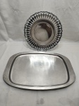 Lote de bandeja retangular e fruteira redonda em aço inox. Medindo o maior 47cm x 32cm.