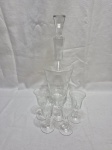 Garrafa, licoreira com 5 taças de licor em cristal lapidado. Medindo a taça 5cm x 10cm de altura, garrafa 30cm de altura.