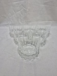Jogo de 6 copos de whisky em cristal moldado com base pesada. Medindo 8,5cm x 9cm de altura. Com pequenos bicados na base.