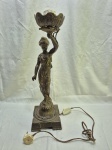 Linda luminária, abajur de mesa na forma de mulher em petit bronze. Medindo 50cm de altura.