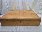 Caixa para faqueiro em madeira, no estado, necessita de reparos. Medindo 59cm x 45cm x 15cm de altura.