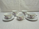 Jogo de 4 xícaras de chá em porcelana Pozzani floral com friso ouro. Medindo 8,5cm x 6cm de altura.