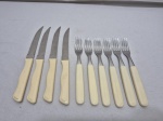 Jogo de 10 talheres em aço inox Tramontina com pega em resina, composto de 4 facas de mesa e 6 garfos de sobremesa. Medindo garfo 17cm de comprimento, faca 22cm de comprimento.