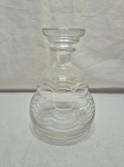 Linda garrafa licoreira em cristal frances Saint Louis lapidado, peça gravada na base. Medindo 13cm de bojo x 19cm de altura.