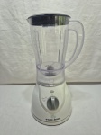 Liquidificador Black&Decker, modelo IB810, funcionando.