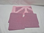 Conjunto de 4 jogos americanos e 4 guardanapos em tecido rosa. Medindo o maior 58cm x 33cm. Peça com marcas de guardado.