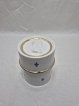 Linda caixa alta redonda em porcelana Alemã Forstenberg, pintada à mão com tampo de camafeu e design de flor de lis. Medindo 9cm x 11cm de altura. Leve bicado.