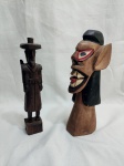Lote de esculturas em madeira, sendo uma carranca e um andarilho. Medindo o maior 21,5cm de altura.